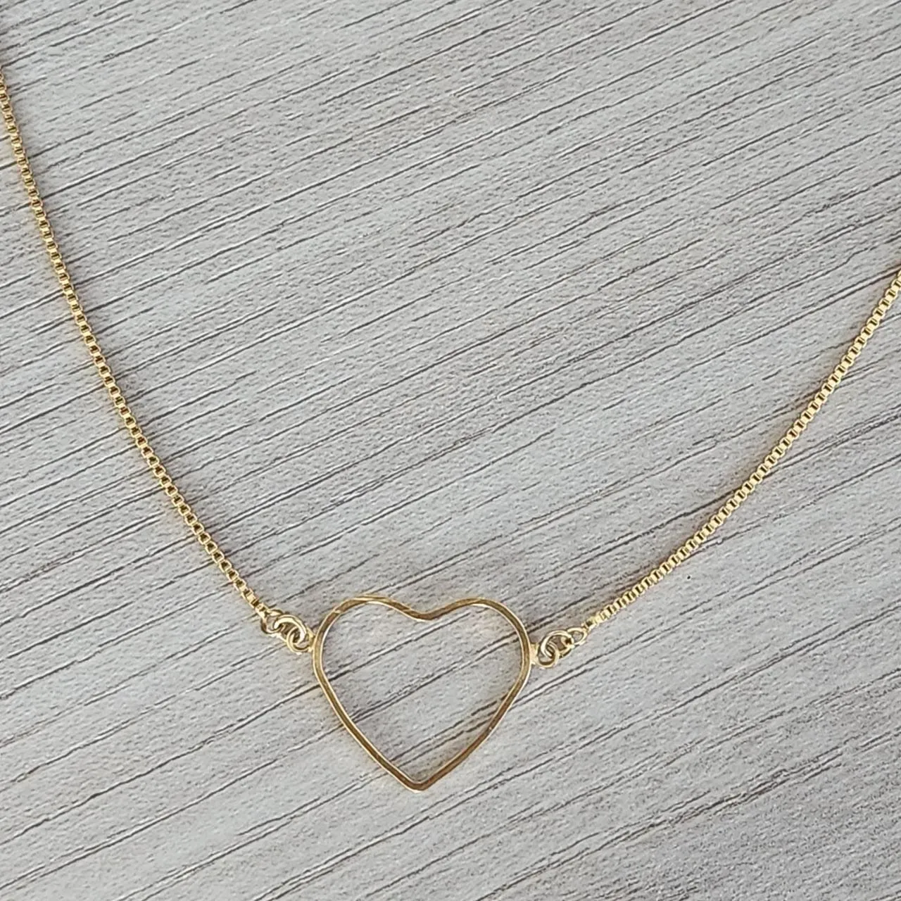 COLAR DOURADO CORAÇÃO VAZADO