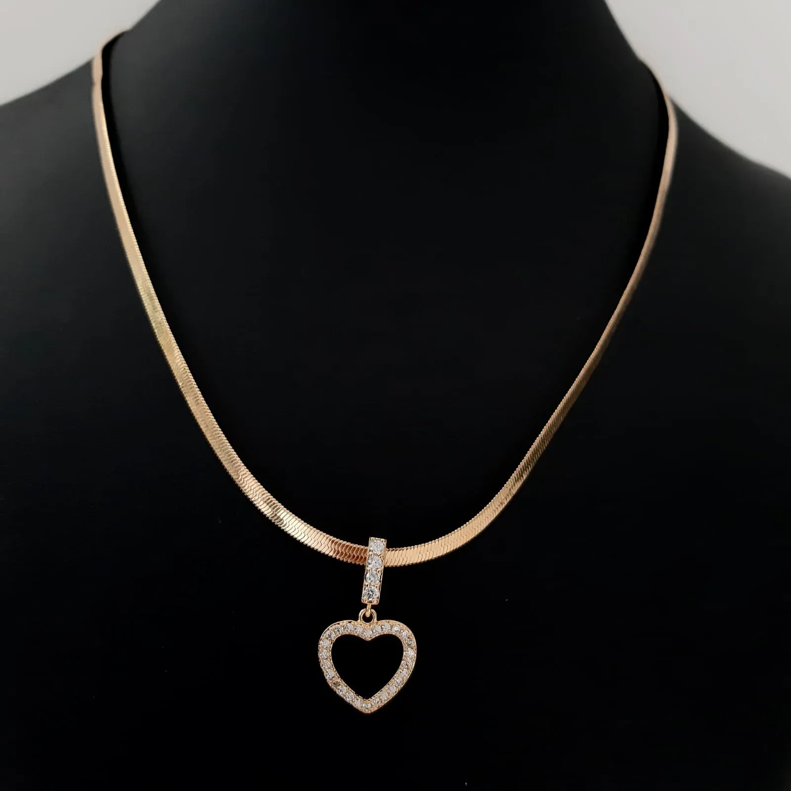 COLAR DOURADO FITA CORAÇÃO MICROZIRCÔNIAS CRISTAL