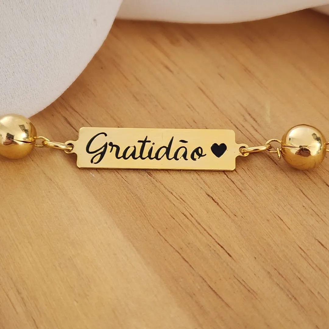 PULSEIRA DOURADA PLAQUINHA GRATIDÃO BOLA LISA E PÉROLA