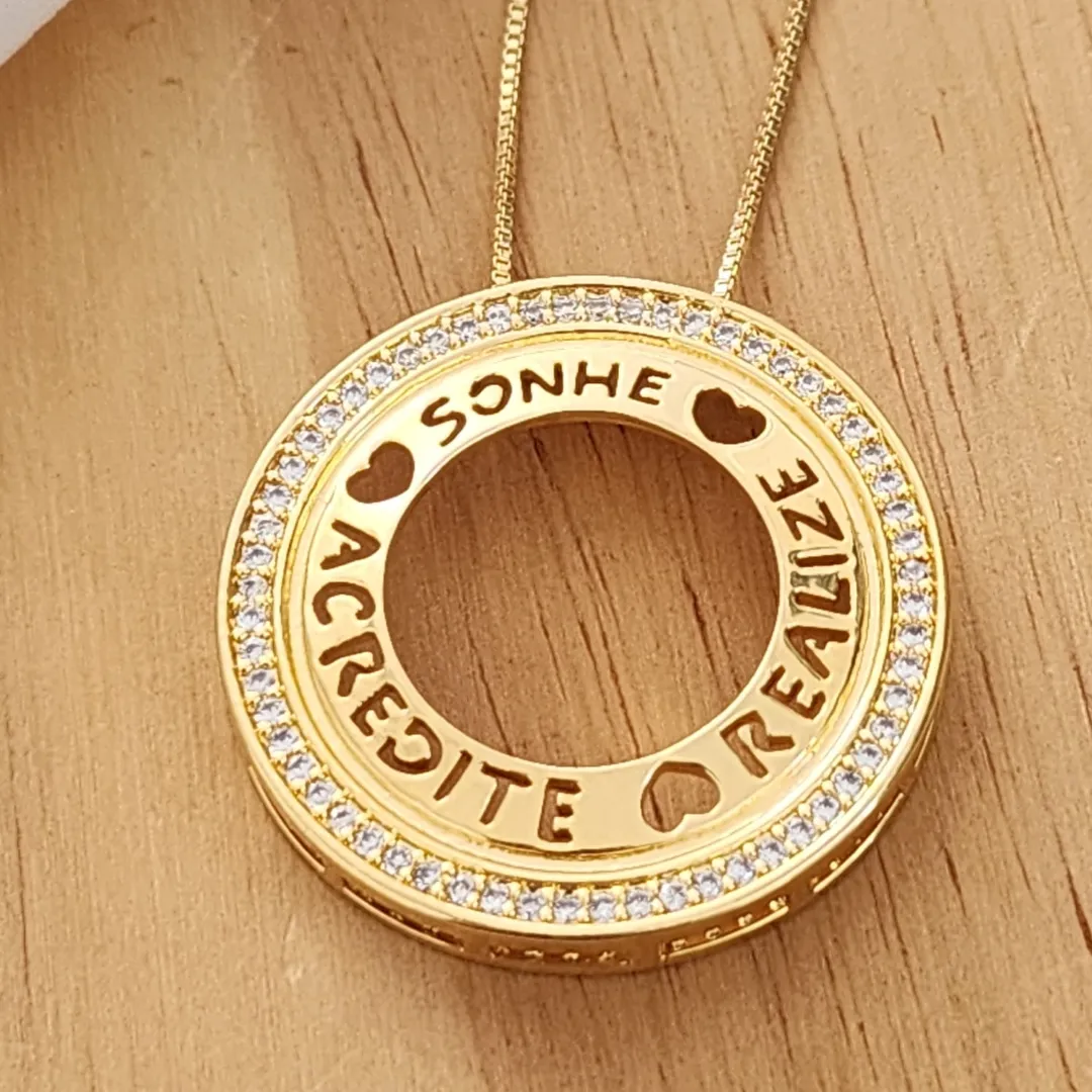 COLAR DOURADO PINGENTE SONHE ACREDITE REALIZE BORDA CRAVEJADA EM MICROZIRCÔNIAS CRISTAL DETALHE CORAÇÃO