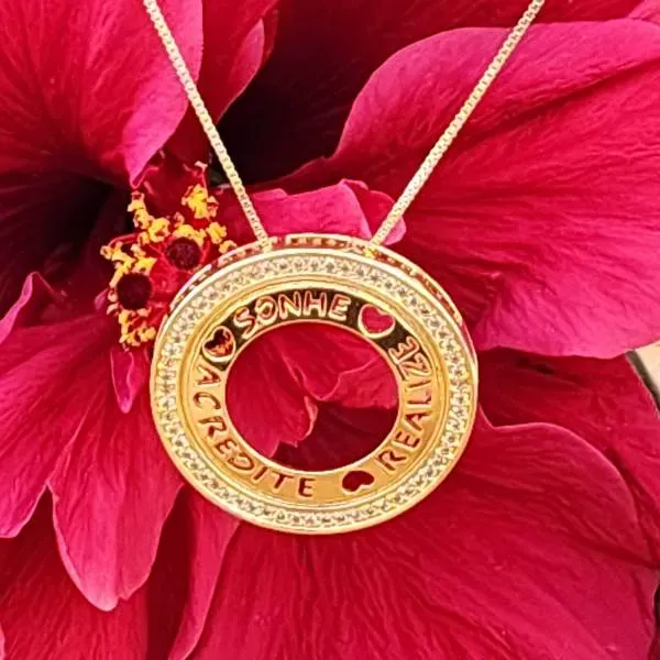 COLAR DOURADO PINGENTE SONHE ACREDITE REALIZE BORDA CRAVEJADA EM MICROZIRCÔNIAS CRISTAL DETALHE CORAÇÃO
