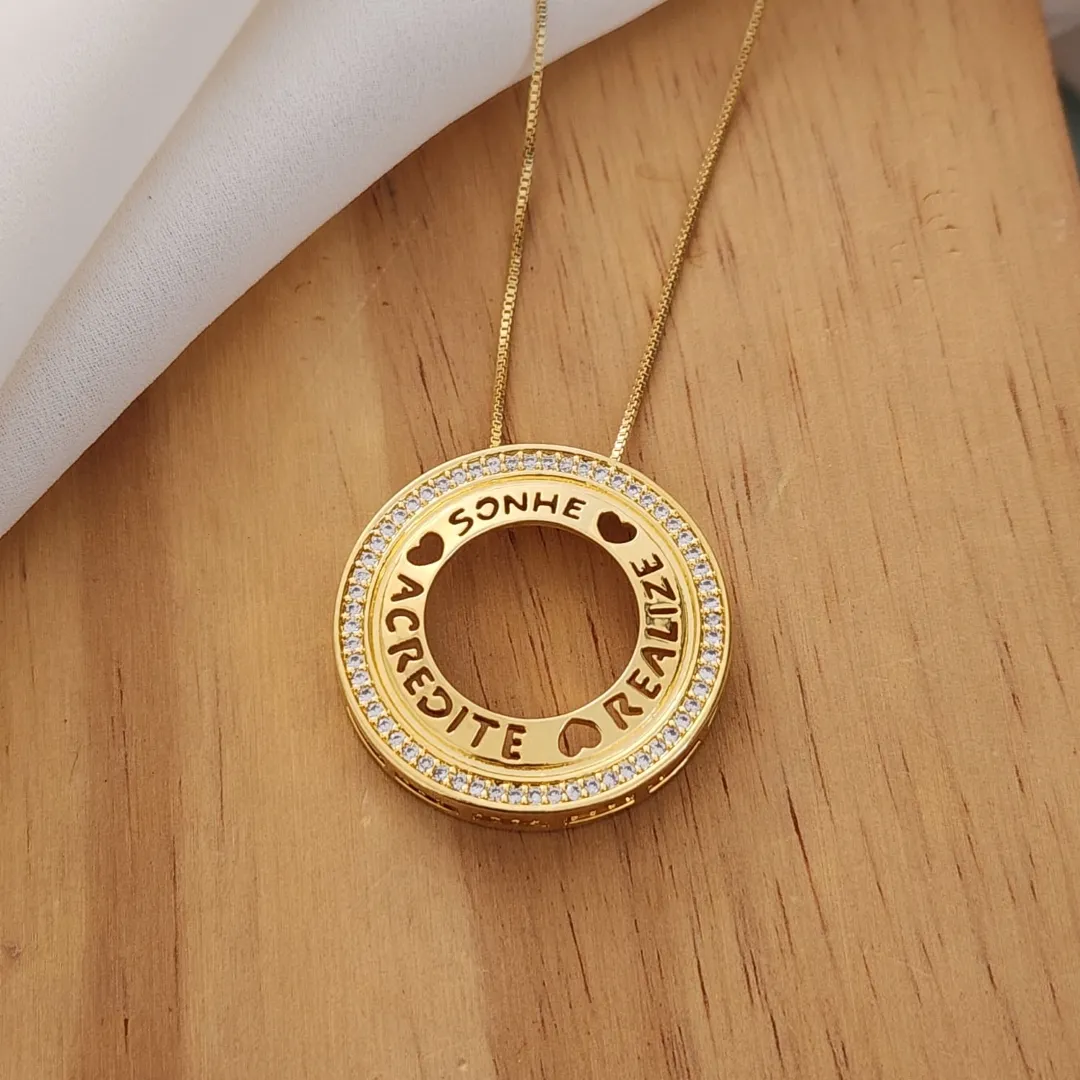 COLAR DOURADO PINGENTE SONHE ACREDITE REALIZE BORDA CRAVEJADA EM MICROZIRCÔNIAS CRISTAL DETALHE CORAÇÃO