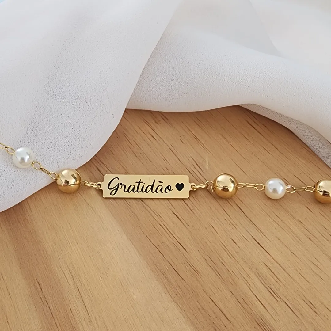 PULSEIRA DOURADA PLAQUINHA GRATIDÃO BOLA LISA E PÉROLA