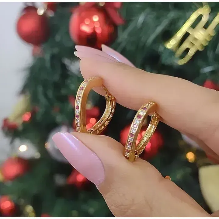 ARGOLINHA DOURADA CORAÇÃO CRAVEJADO EM MICROZIRCÔNIAS CRISTAL E RUBI