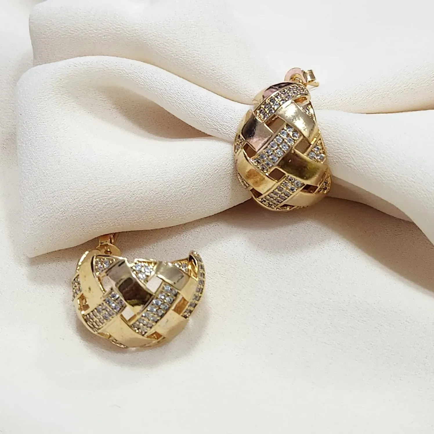 BRINCO DOURADO ARGOLA CRAVEJADA EM ZIRCÔNIAS CRISTAL