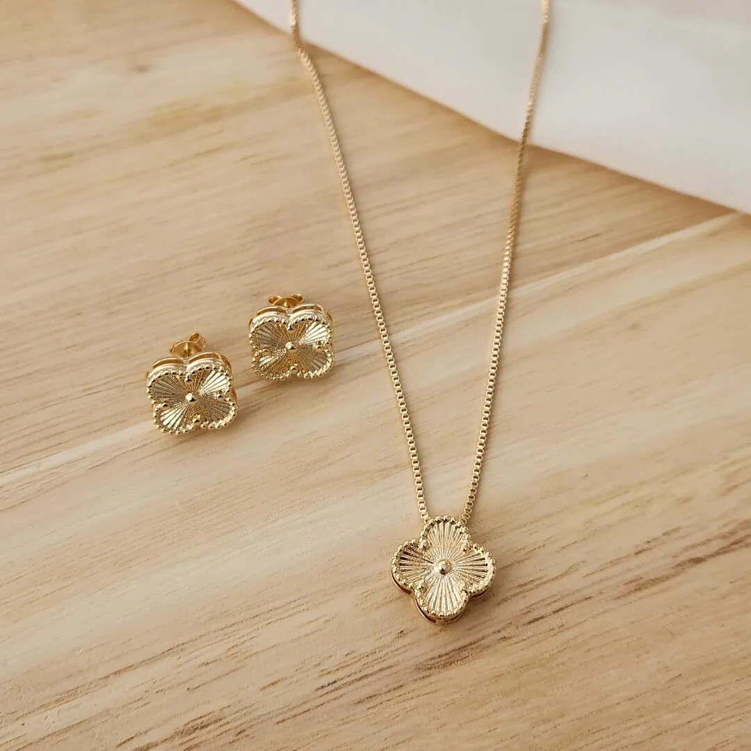CONJUNTO COM PINGENTE TREVO DE QUATRO FOLHAS INSPIRAÇÃO ALHAMBRA DE VAN CLEEF