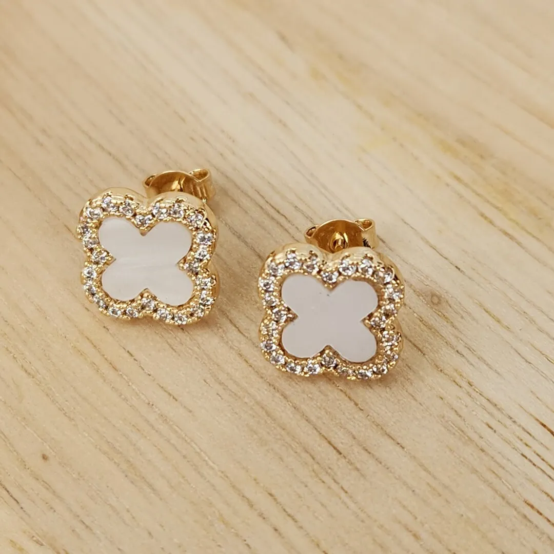 CONJUNTO COM PINGENTE TREVO DE QUATRO FOLHAS CRAVEJADO EM ZIRCÔNIAS INSPIRAÇÃO ALHAMBRA DE VAN CLEEF