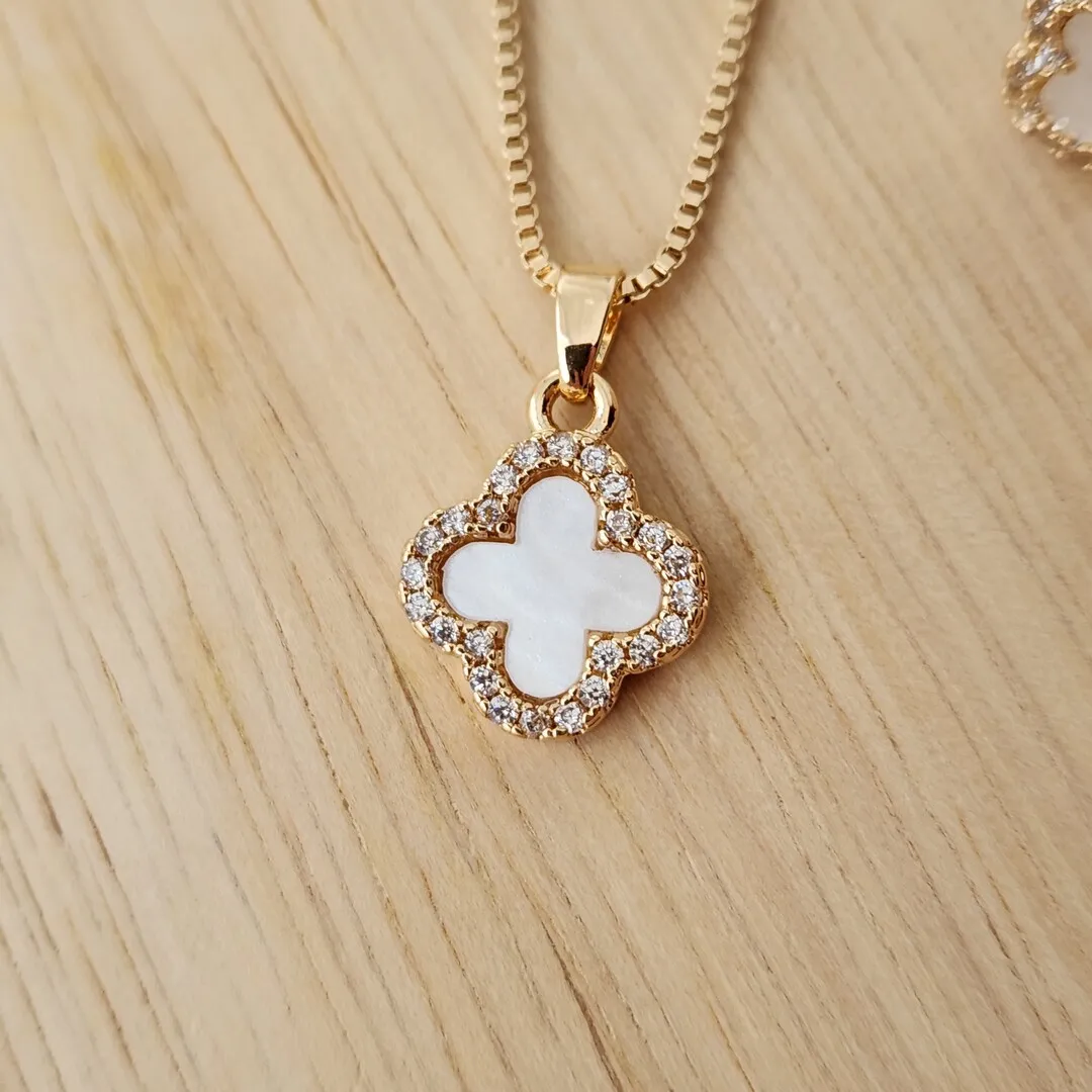 CONJUNTO COM PINGENTE TREVO DE QUATRO FOLHAS CRAVEJADO EM ZIRCÔNIAS INSPIRAÇÃO ALHAMBRA DE VAN CLEEF