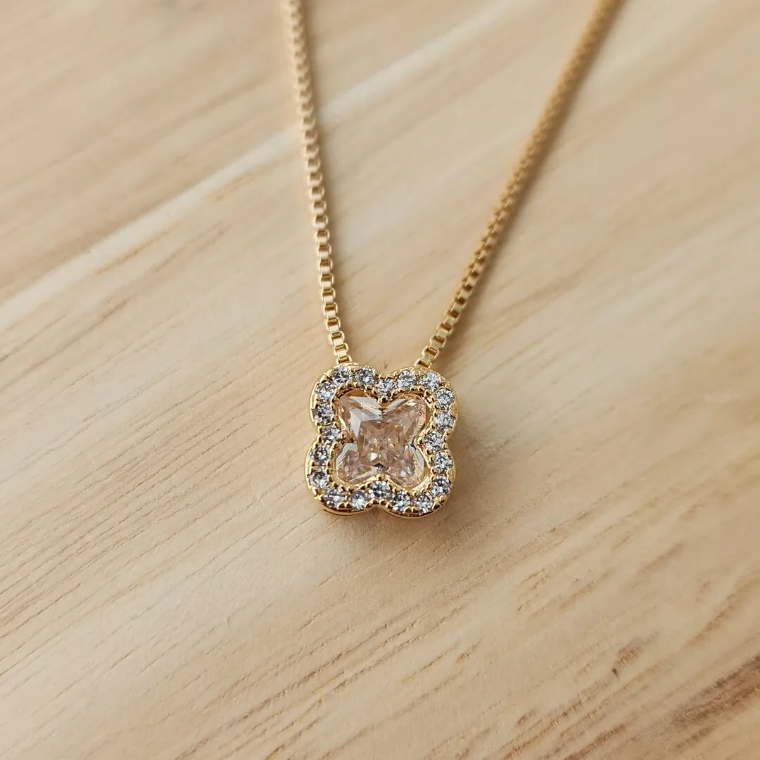CONJUNTO COM PINGENTE TREVO DE QUATRO FOLHAS CRAVEJADO EM ZIRCÔNIAS INSPIRAÇÃO ALHAMBRA DE VAN CLEEF