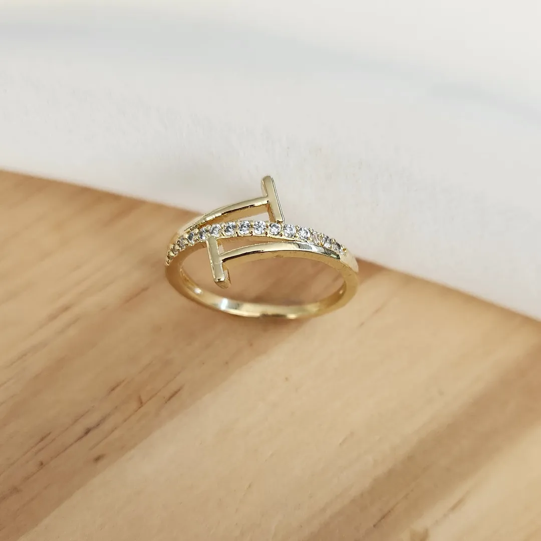 ANEL CRAVEJADO EM MICROZIRCÔNIAS OURO