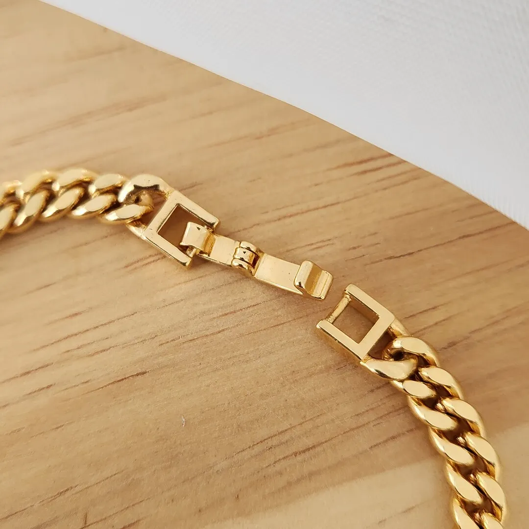 PULSEIRA DOURADA CORAÇÃO VAZADO CRAVEJADA EM MICROZIRCÔNIAS CRISTAL