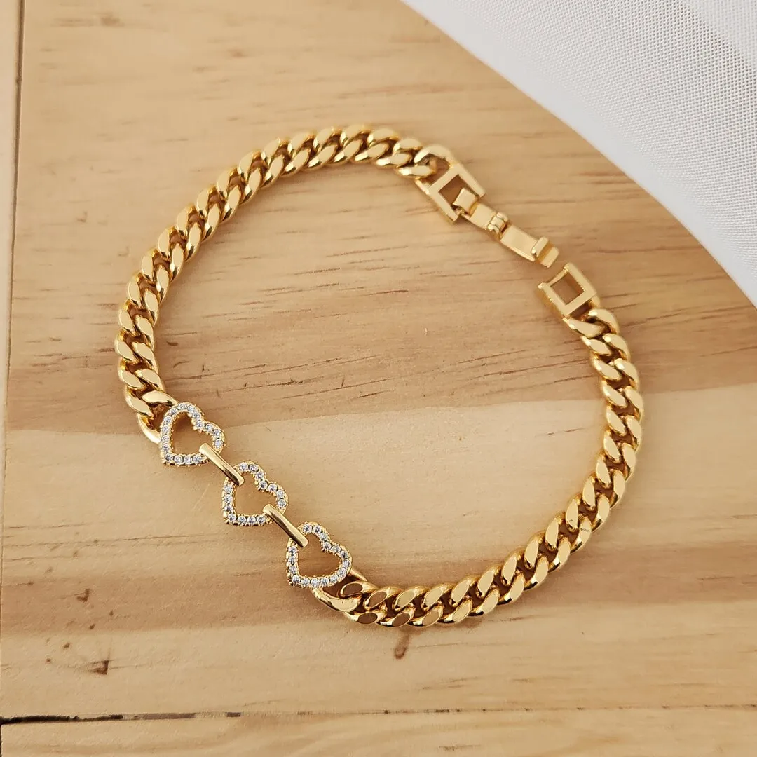 PULSEIRA DOURADA CORAÇÃO VAZADO CRAVEJADA EM MICROZIRCÔNIAS CRISTAL