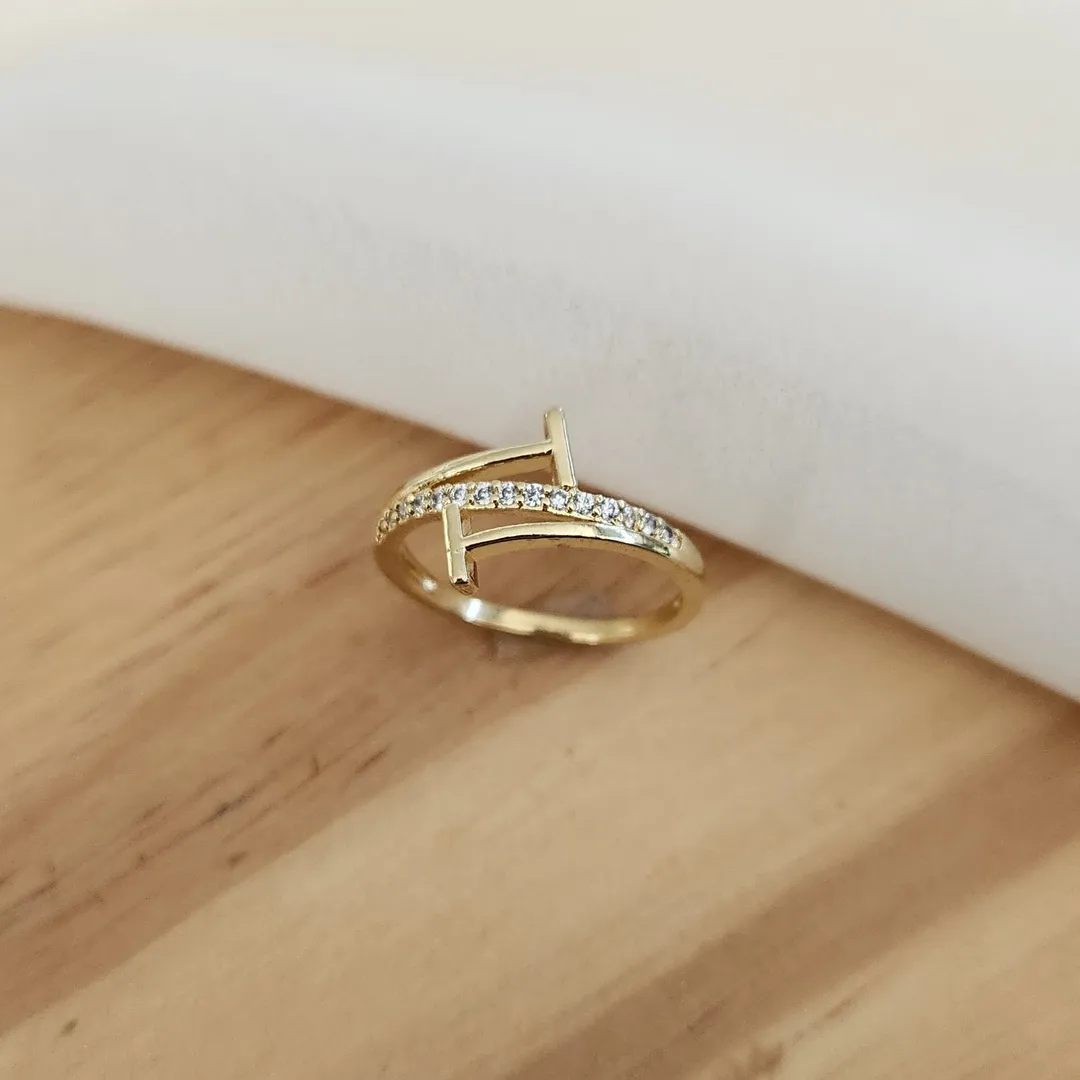 ANEL CRAVEJADO EM MICROZIRCÔNIAS OURO