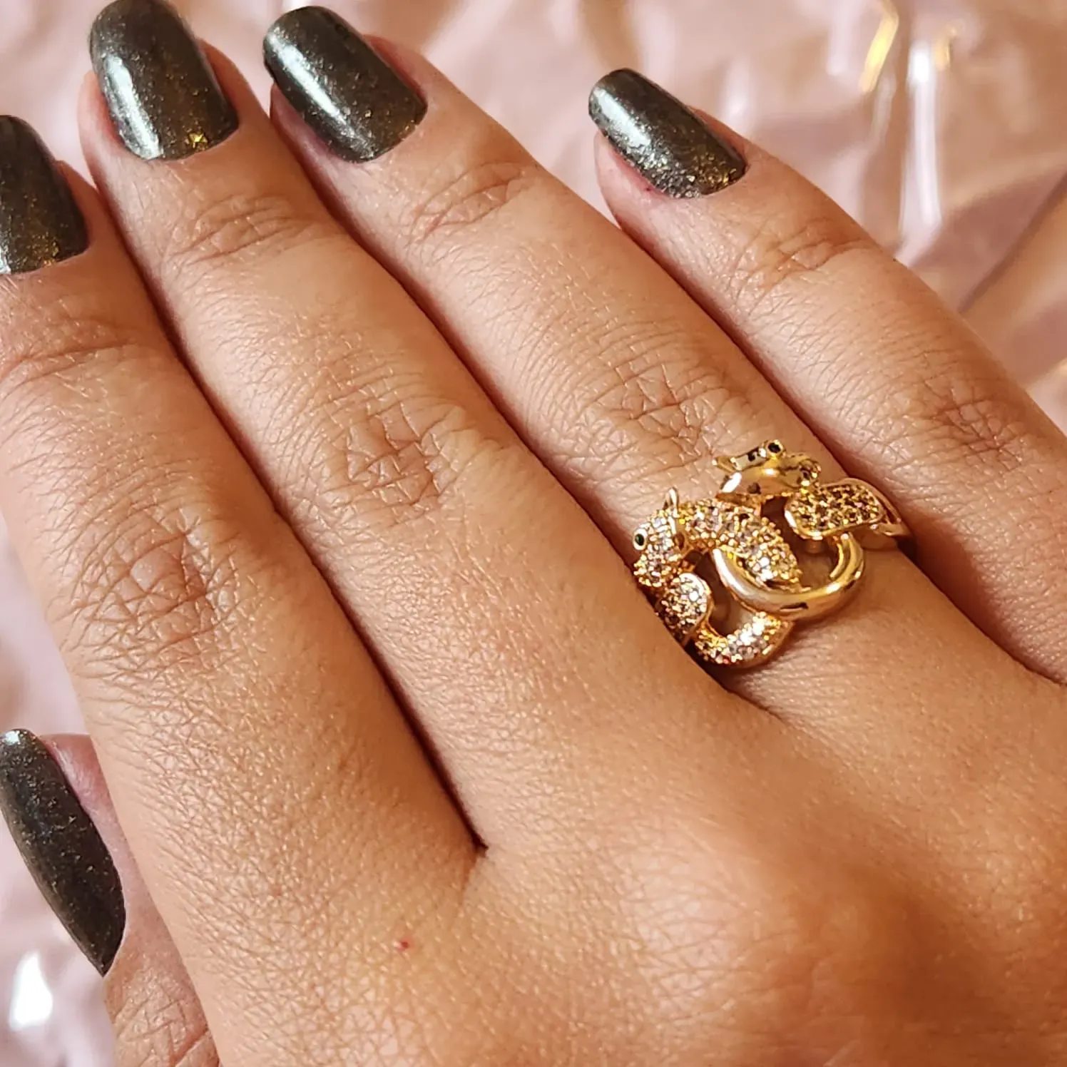 ANEL DOURADO DOIS TIGRES ENTRELAÇADOS CRAVEJADOS MICROZIRCÔNIAS CRISTAL