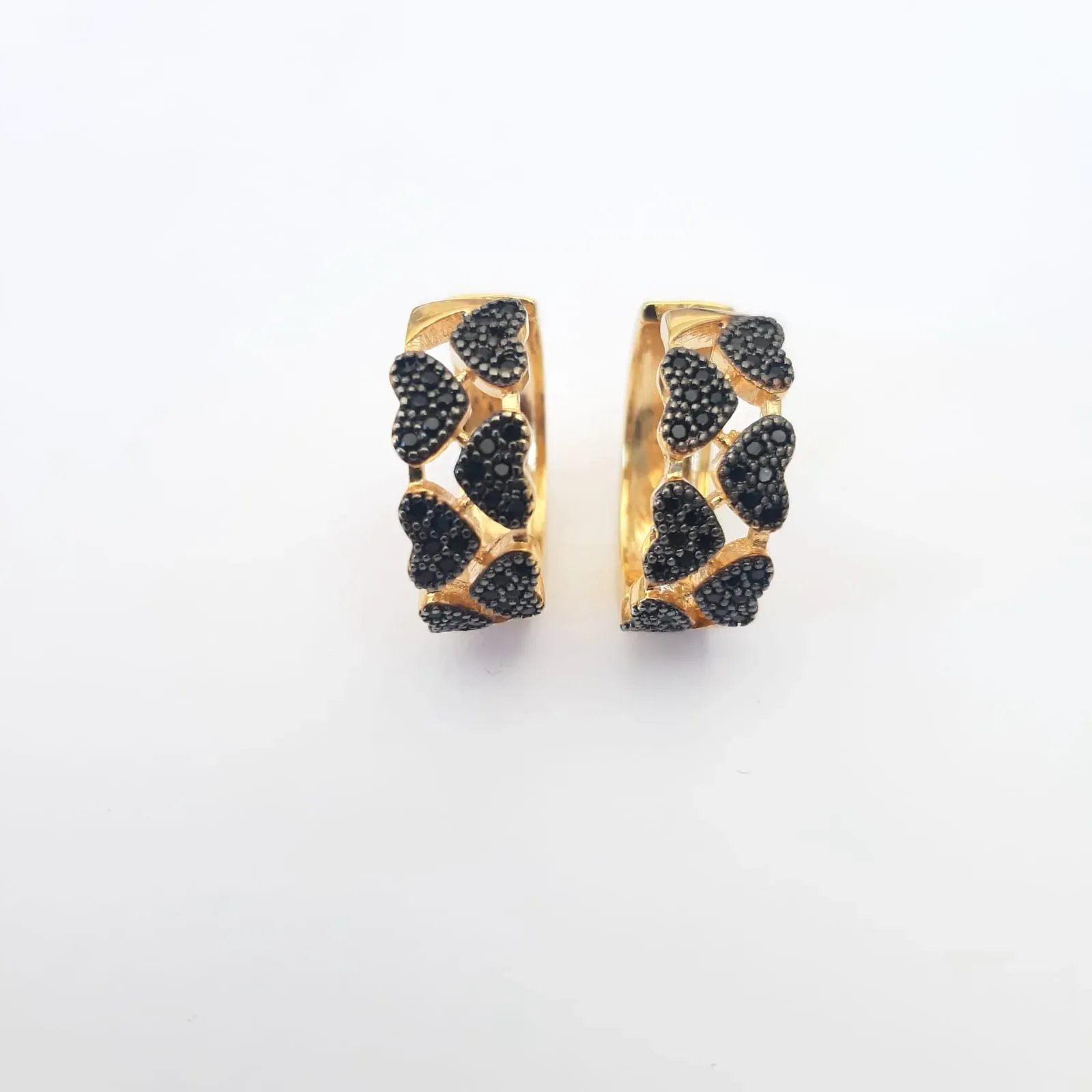 ARGOLA DOURADA COM CORAÇÕES CRAVEJADOS MICROZIRCÔNIAS NEGRAS