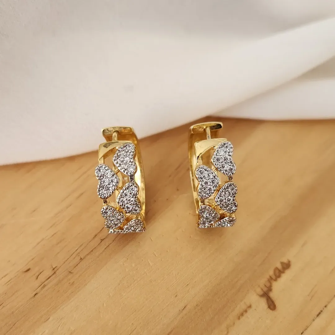 ARGOLINHA DOURADA CORAÇÕES CRAVEJADO MICROZIRCÔNIAS CRISTAL