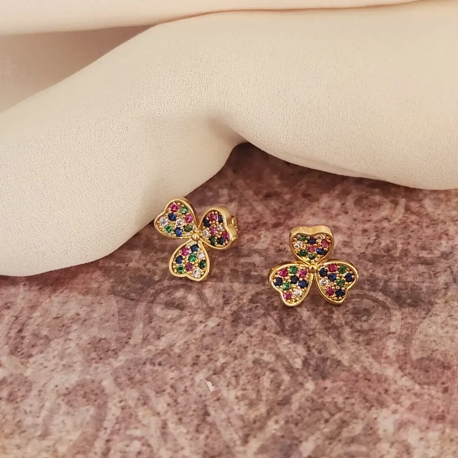 BRINCO DOURADO TREVO CORAÇÃO CRAVEJADO EM MICROZIRCÔNIAS MULTICOLORIDAS