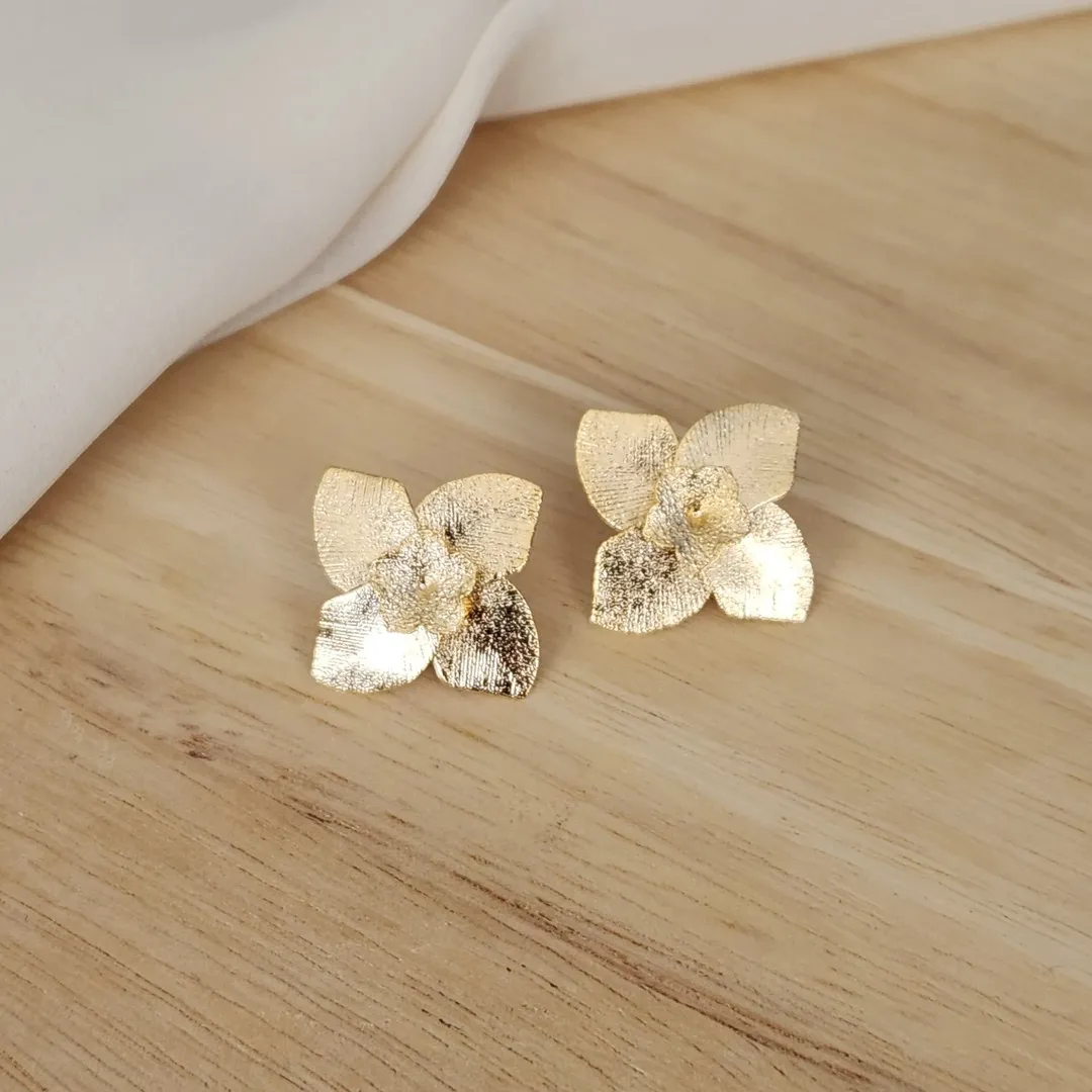 BRINCO FLOR ORGÂNICA QUATRO PÉTALAS