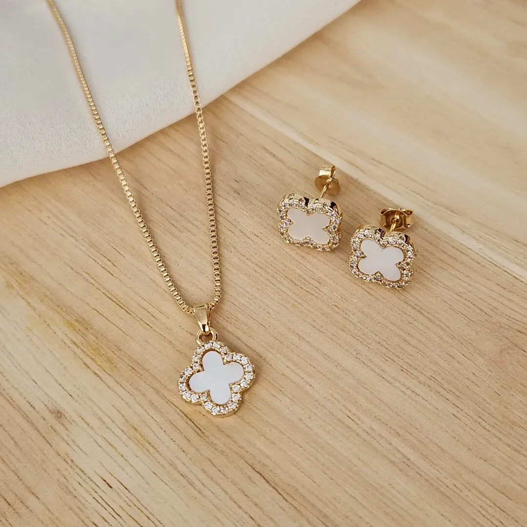 CONJUNTO COM PINGENTE TREVO DE QUATRO FOLHAS CRAVEJADO EM ZIRCÔNIAS INSPIRAÇÃO ALHAMBRA DE VAN CLEEF