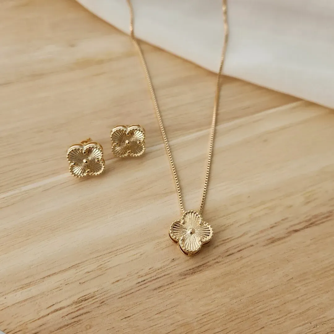 CONJUNTO COM PINGENTE TREVO DE QUATRO FOLHAS INSPIRAÇÃO ALHAMBRA DE VAN CLEEF