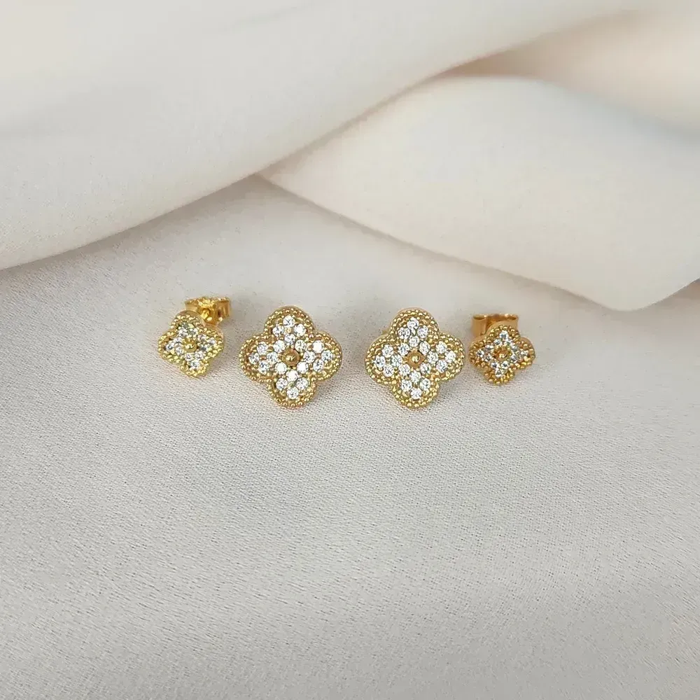 DUPLA DE BRINCOS TREVO DE QUATRO FOLHAS DOIS TAMANHOS EM ZIRCÔNIAS INSPIRAÇÃO ALHAMBRA DE VAN CLEEF