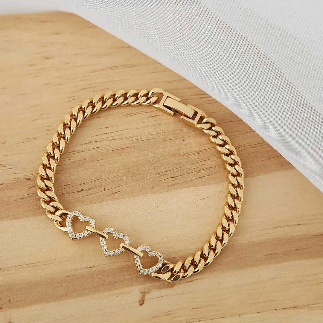 PULSEIRA DOURADA CORAÇÃO VAZADO CRAVEJADA EM MICROZIRCÔNIAS CRISTAL