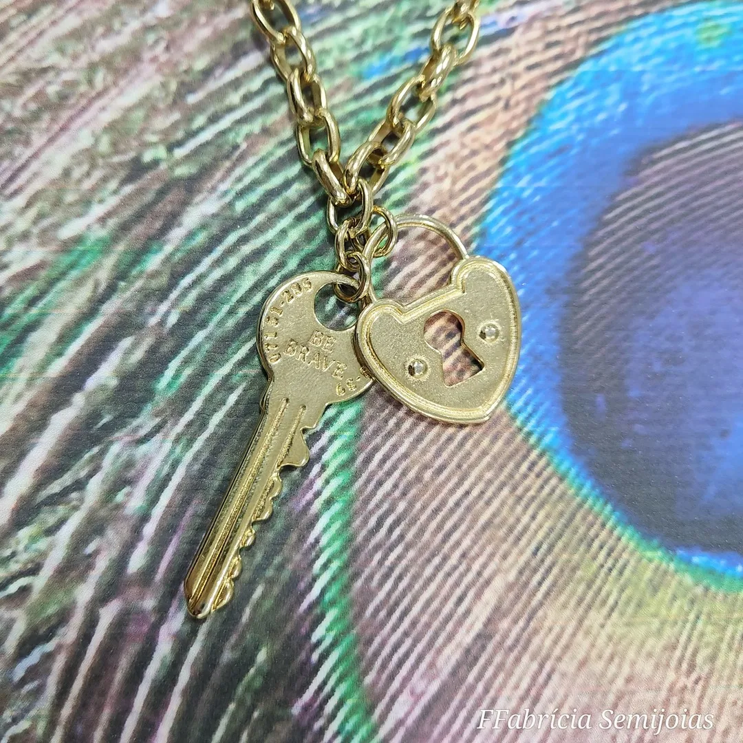 COLAR DOURADO LONGO, ELOS, PINGENTES CHAVE E CADEADO