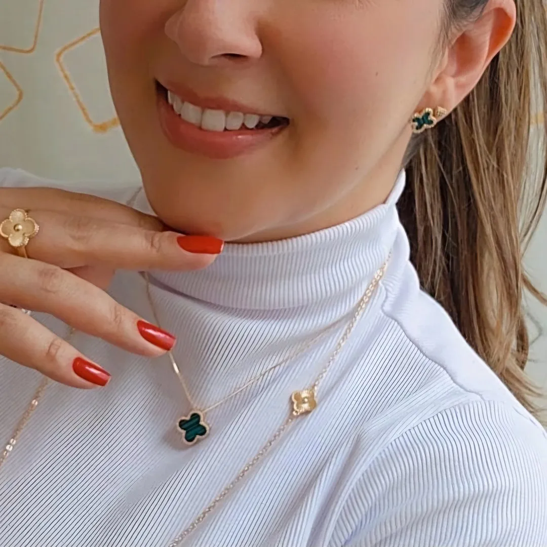 CONJUNTO COM PINGENTE TREVO DE QUATRO FOLHAS CRAVEJADO EM ZIRCÔNIAS VERDE LISTADO INSPIRAÇÃO ALHAMBRA DE VAN CLEEF