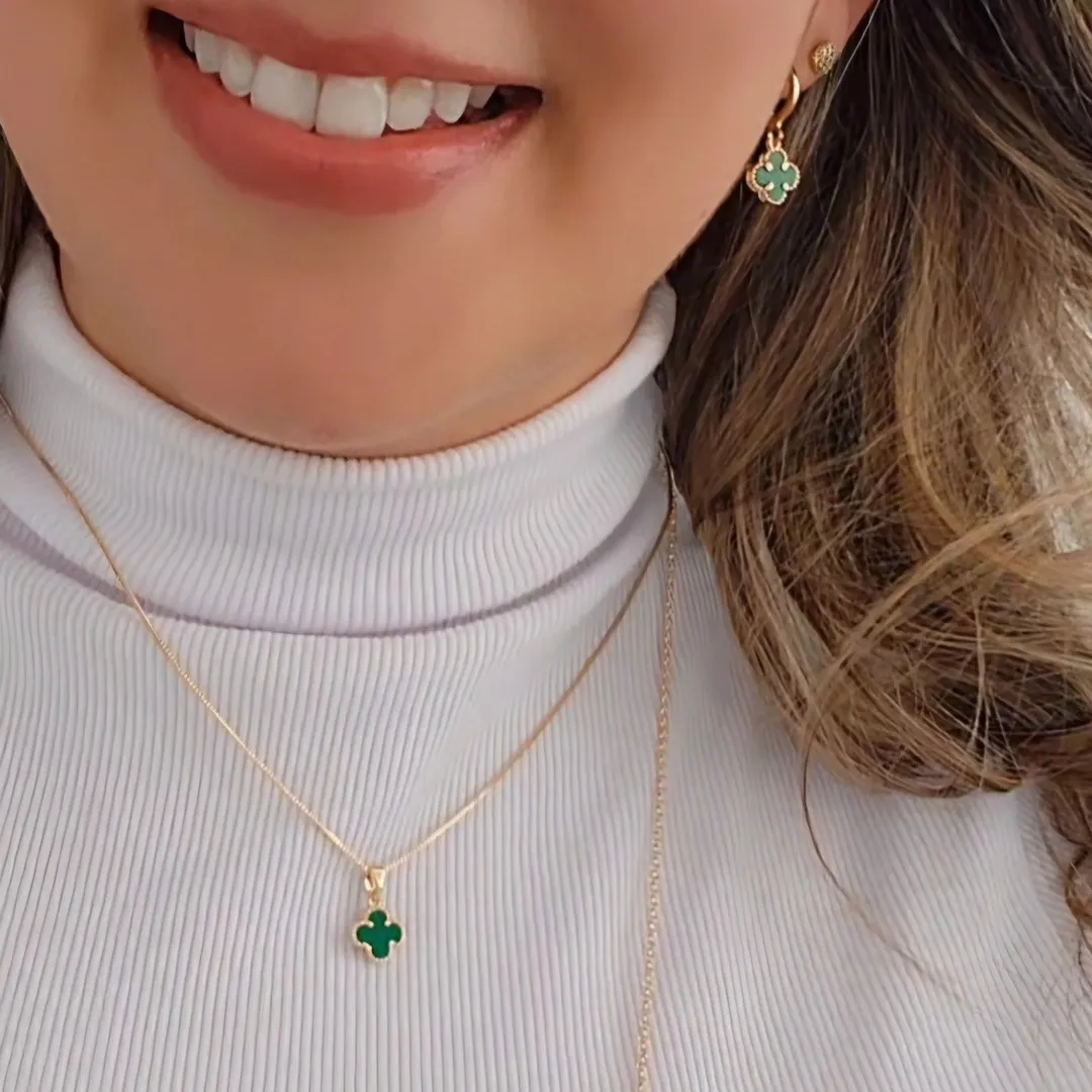 CONJUNTO COM PINGENTE TREVO DE QUATRO FOLHAS VERDE ARGOLINHA INSPIRAÇÃO ALHAMBRA DE VAN CLEEF