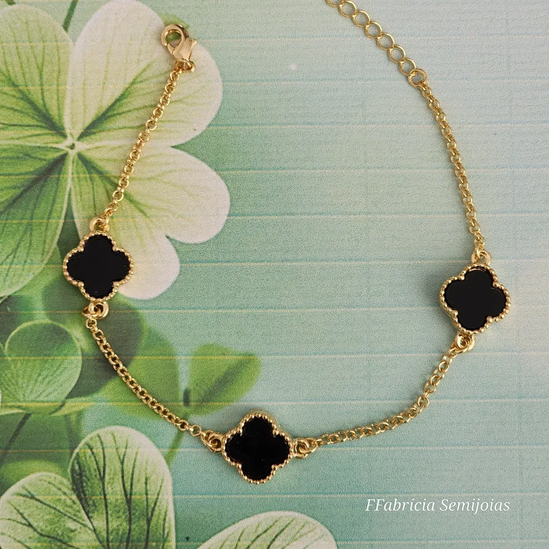 PULSEIRA COM 3 PINGENTES TREVO DE QUATRO FOLHAS PRETA RESINA INSPIRAÇÃO ALHAMBRA DE VAN CLEEF