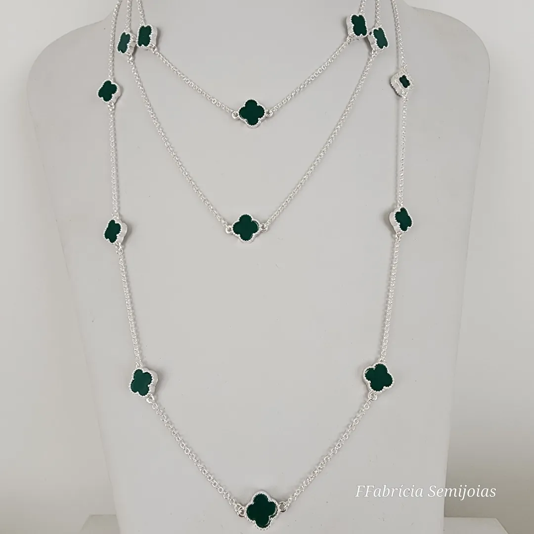 COLAR COM 9 PINGENTES TREVO DE QUATRO FOLHAS VERDE BANHO DE PRATA 70CM