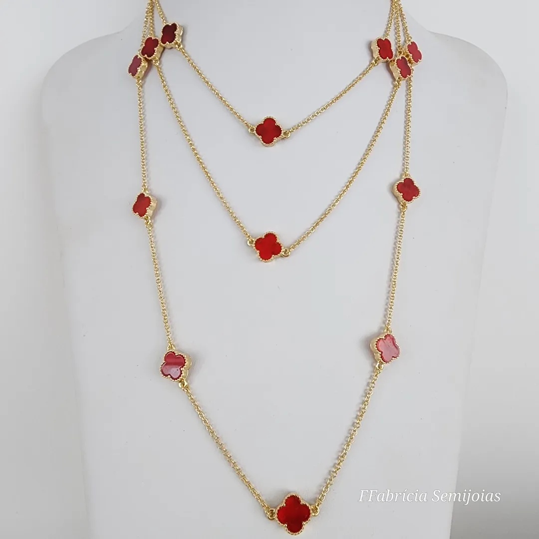 COLAR COM 3 PINGENTES TREVO DE QUATRO FOLHAS VERMELHO BANHO OURO
