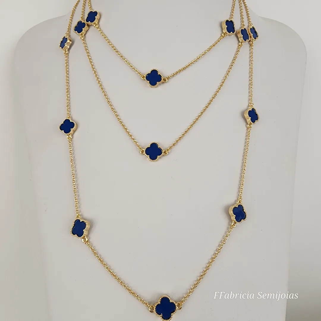 COLAR COM 9 PINGENTES TREVO DE QUATRO FOLHAS AZUL BANHO OURO 70CM