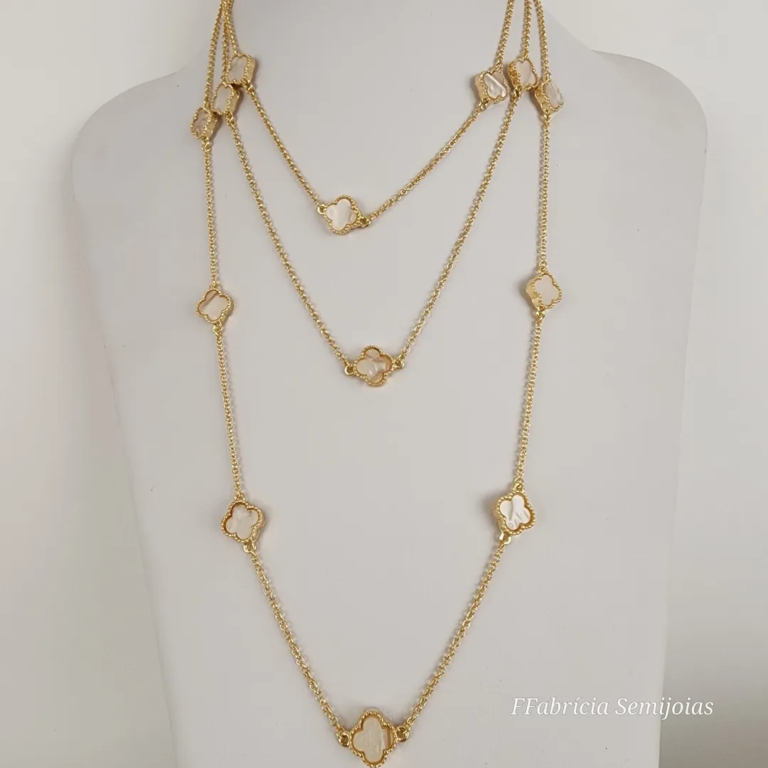 COLAR COM 3 PINGENTES TREVO DE QUATRO FOLHAS MADREPÉROLA BANHO OURO