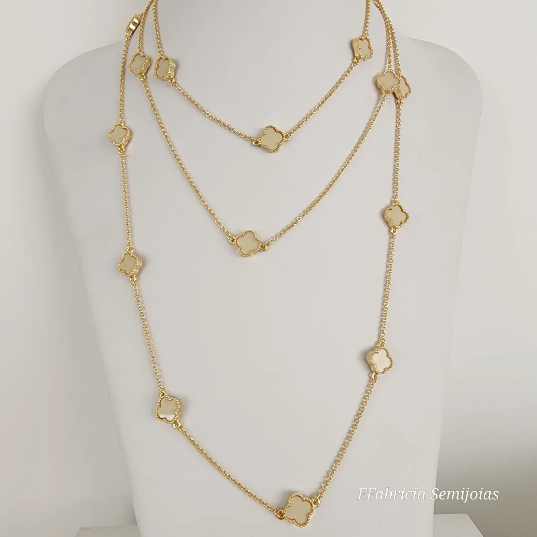 COLAR COM 9 PINGENTES TREVO DE QUATRO FOLHAS BEGE BANHO OURO 70CM