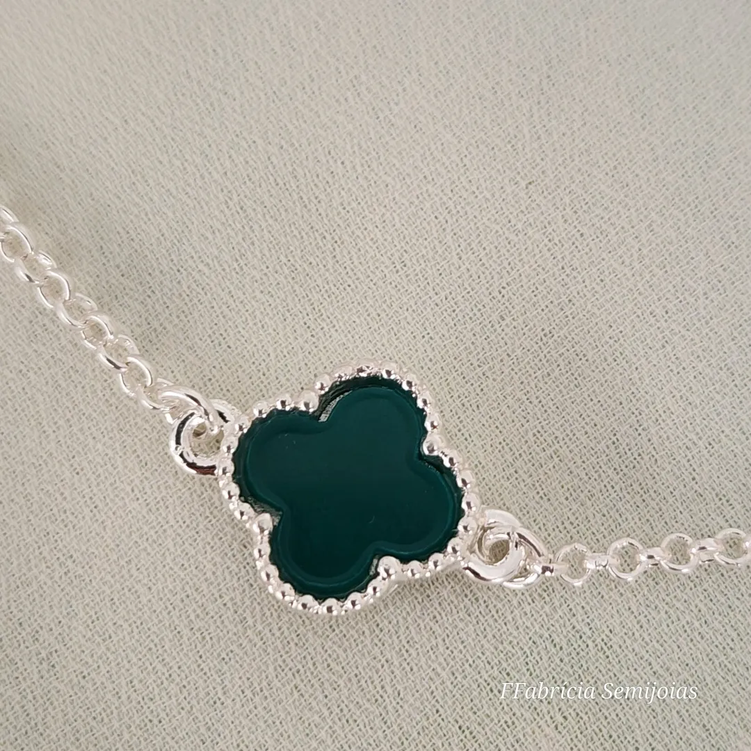 PULSEIRA COM 3 PINGENTES TREVO DE QUATRO FOLHAS VERDE RESINA INSPIRAÇÃO ALHAMBRA DE VAN CLEEF