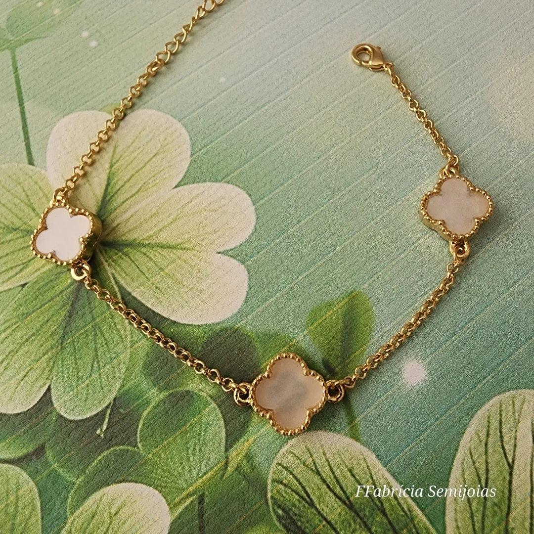 PULSEIRA COM 3 PINGENTES TREVO DE QUATRO FOLHAS PÉROLA RESINA INSPIRAÇÃO ALHAMBRA DE VAN CLEEF