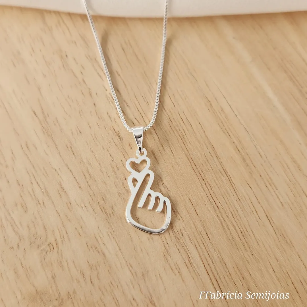 COLAR PINGENTE CORAÇÃO DE DEDO DORAMA - Finger Heart