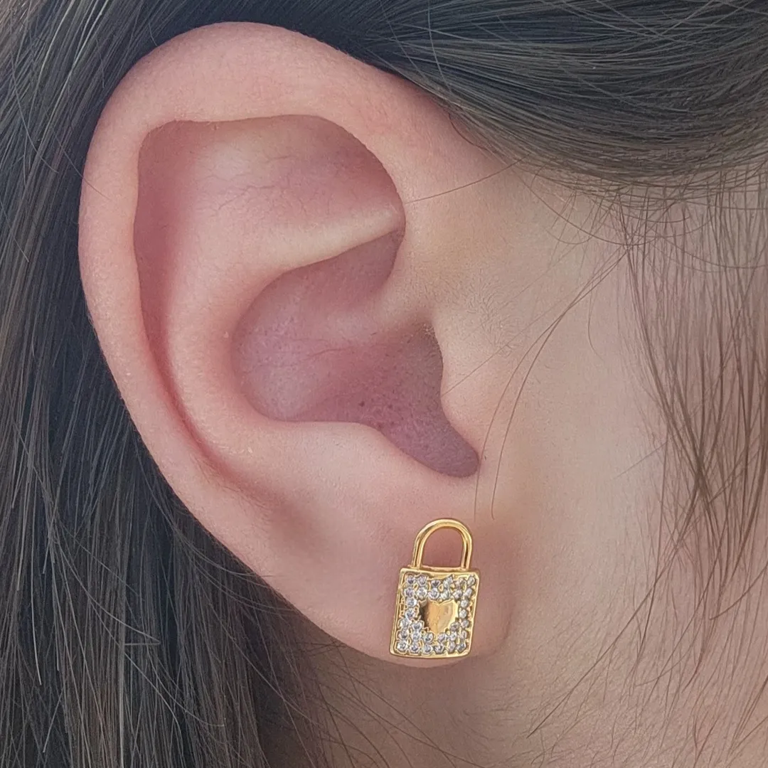BRINCO DOURADO CADEADO CRAVEJADO EM MICROZIRCÔNIAS CRISTAIS DETALHE CORAÇÃO