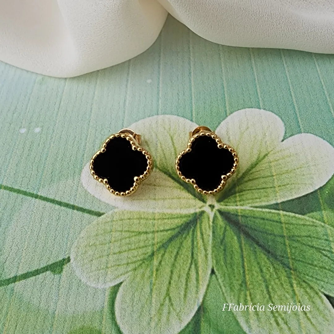 BRINCOS TREVO DE QUATRO FOLHAS PRETO BANHO OURO
