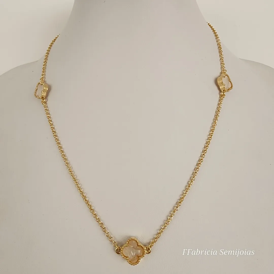 COLAR COM 3 PINGENTES TREVO DE QUATRO FOLHAS MADREPÉROLA BANHO OURO