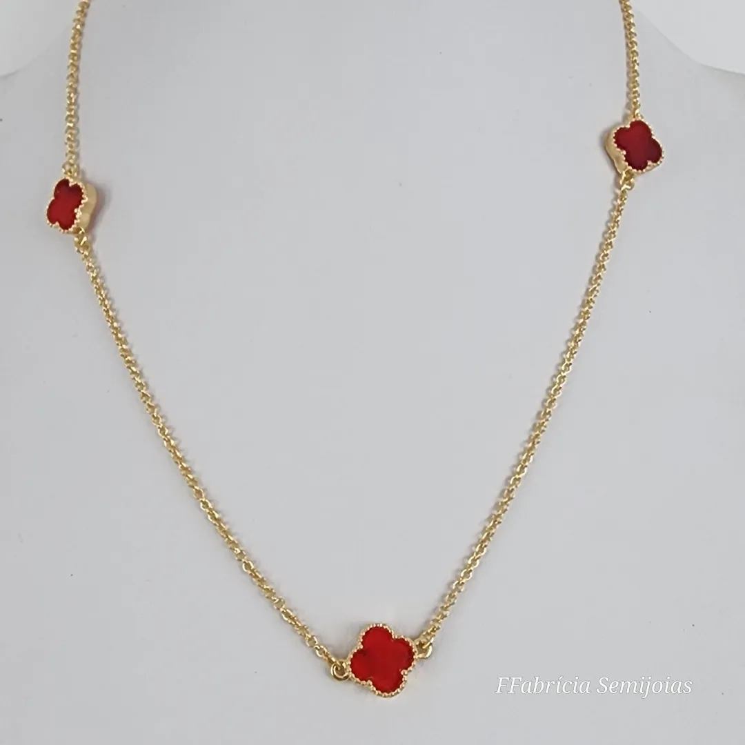COLAR COM 3 PINGENTES TREVO DE QUATRO FOLHAS VERMELHO BANHO OURO
