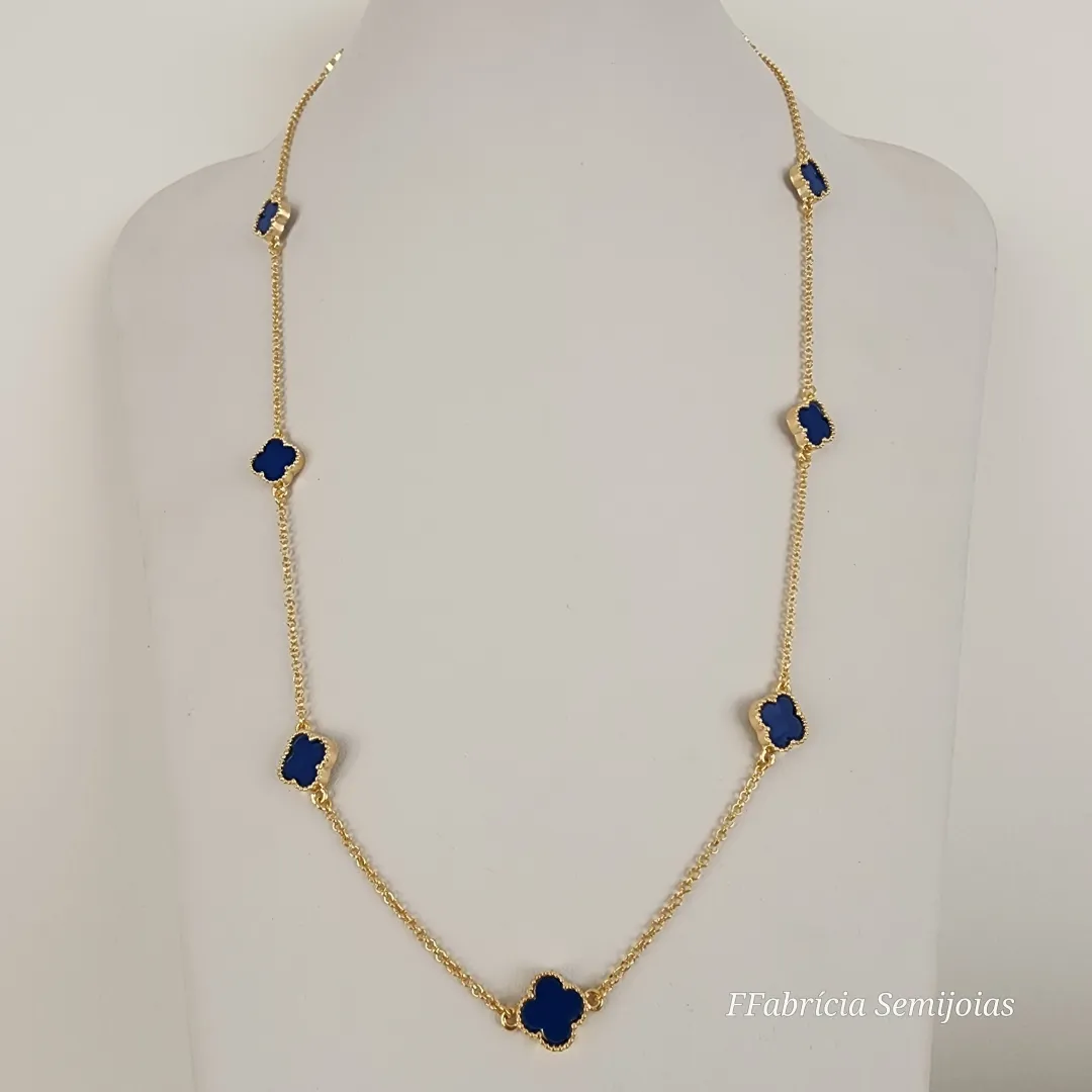 COLAR COM 9 PINGENTES TREVO DE QUATRO FOLHAS AZUL BANHO OURO 70CM