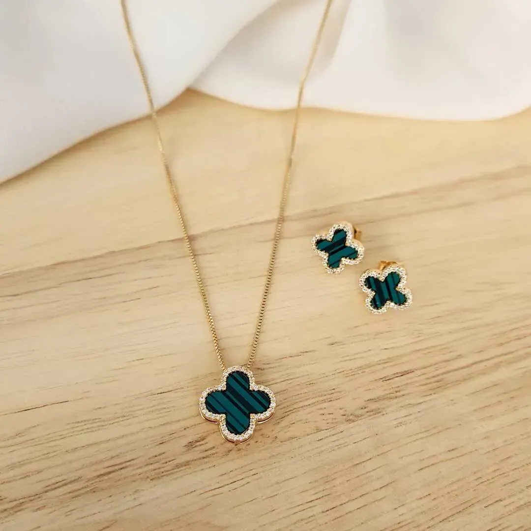 CONJUNTO COM PINGENTE TREVO DE QUATRO FOLHAS CRAVEJADO EM ZIRCÔNIAS VERDE LISTADO INSPIRAÇÃO ALHAMBRA DE VAN CLEEF