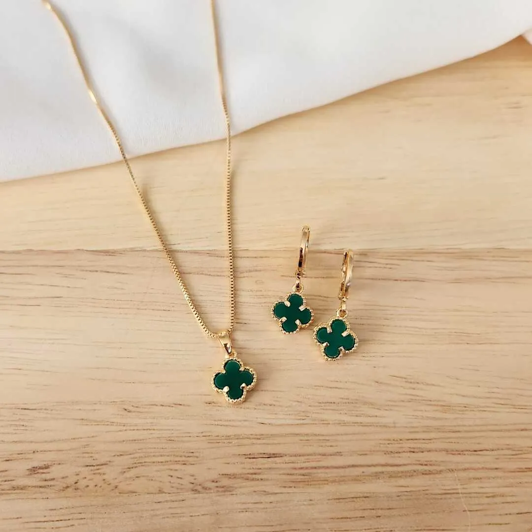 CONJUNTO COM PINGENTE TREVO DE QUATRO FOLHAS VERDE ARGOLINHA INSPIRAÇÃO ALHAMBRA DE VAN CLEEF