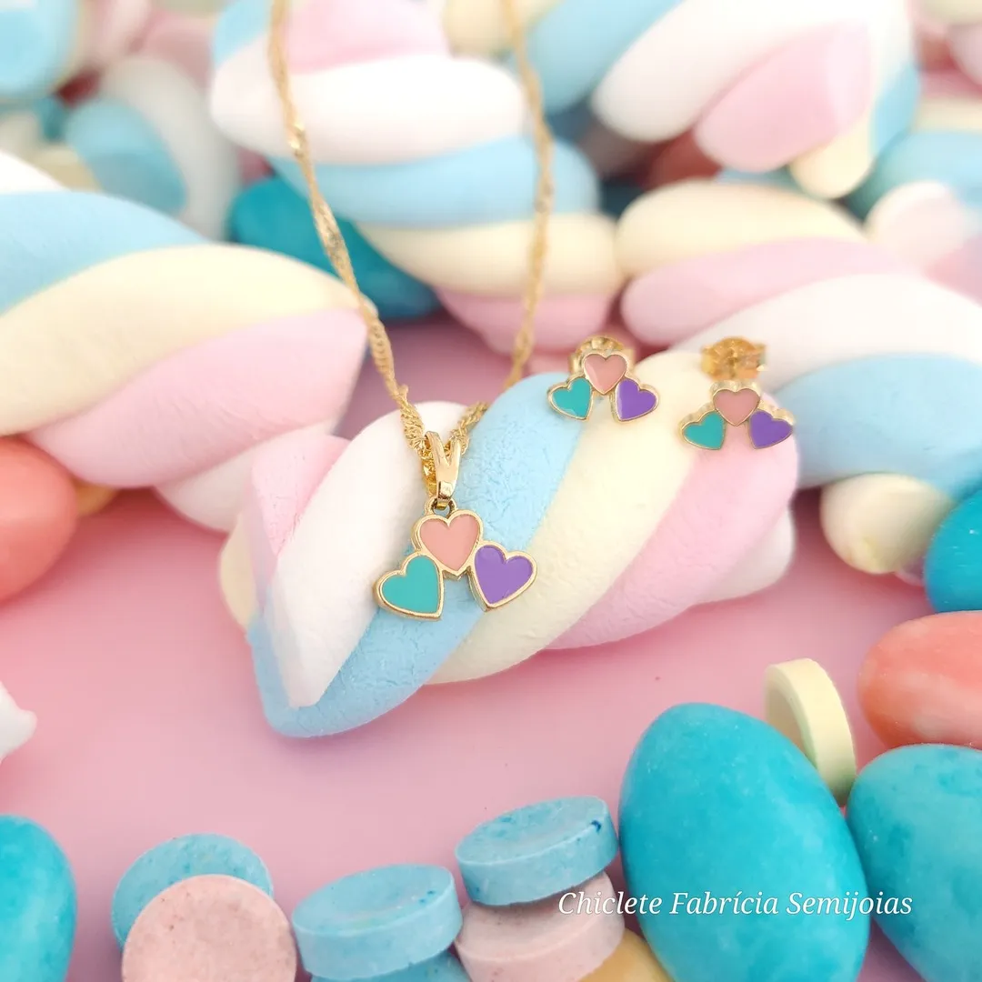 CONJUNTO INFANTIL CORAÇÕES COLORIDOS