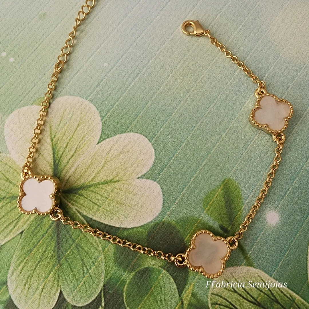 PULSEIRA COM 3 PINGENTES TREVO DE QUATRO FOLHAS PÉROLA RESINA INSPIRAÇÃO ALHAMBRA DE VAN CLEEF