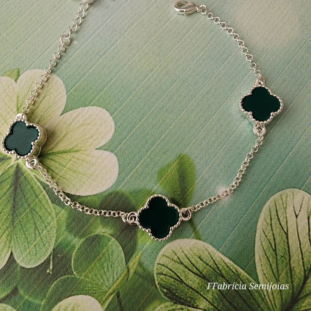 PULSEIRA COM 3 PINGENTES TREVO DE QUATRO FOLHAS VERDE RESINA INSPIRAÇÃO ALHAMBRA DE VAN CLEEF