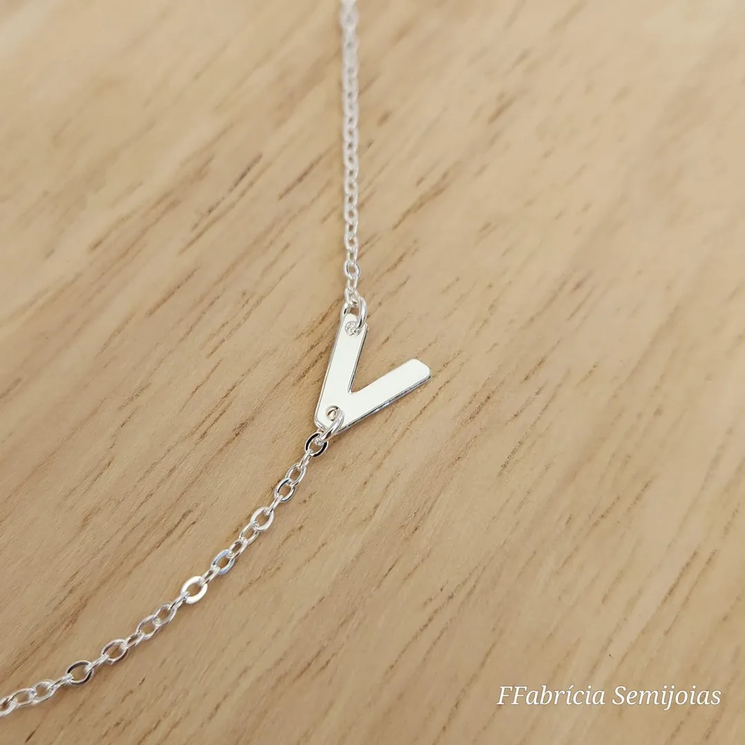 COLAR BANHO DE PRATA LETRA V LATERAL 45+5CM