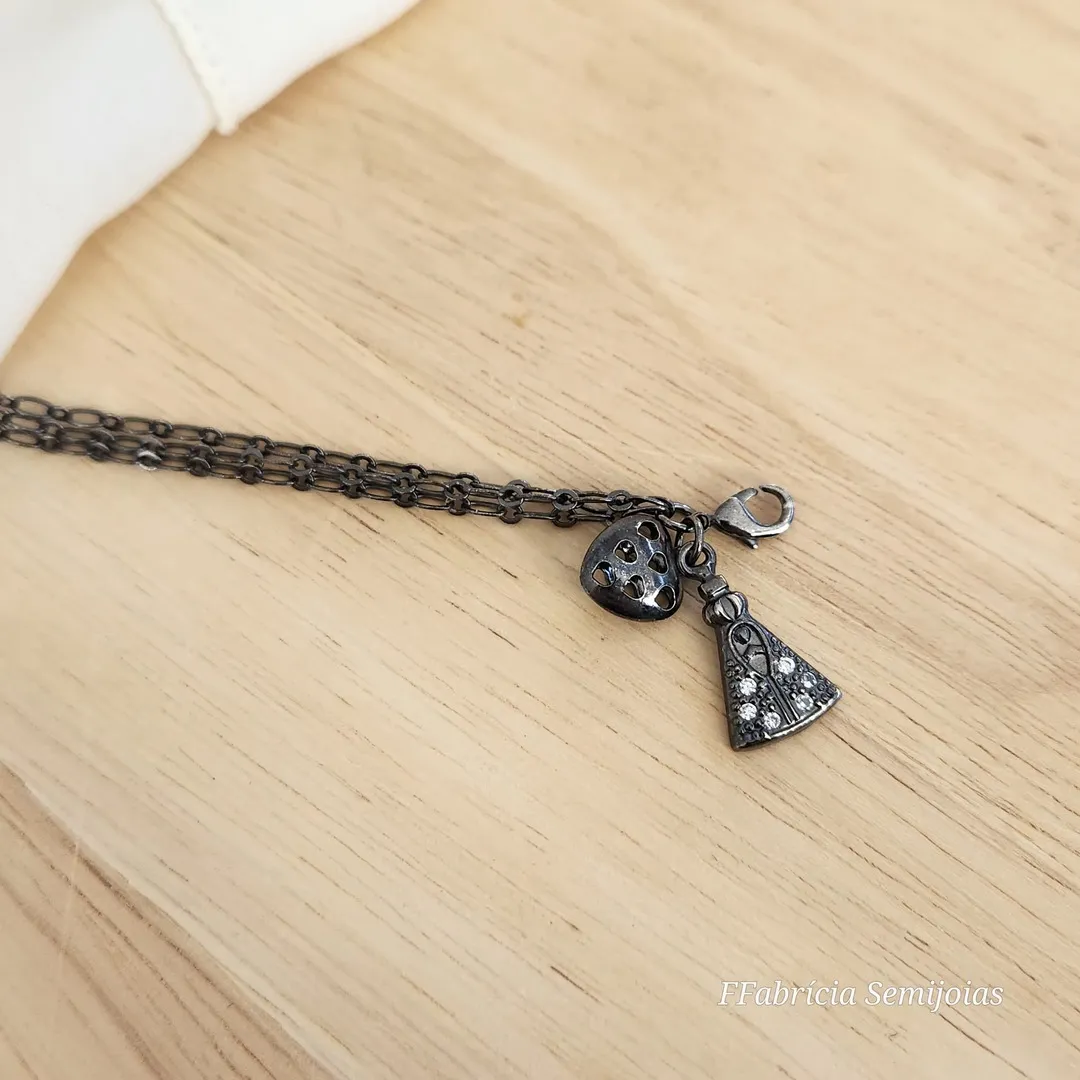 PULSEIRA RÓDIO NEGRO TRÊS FIOS PINGENTES CORAÇÃO E NOSSA SENHORA APARECIDA